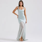 Vestido de satén de gasa de alta calidad con corte entallado y elegante, con superficie forjada y tirantes finos.